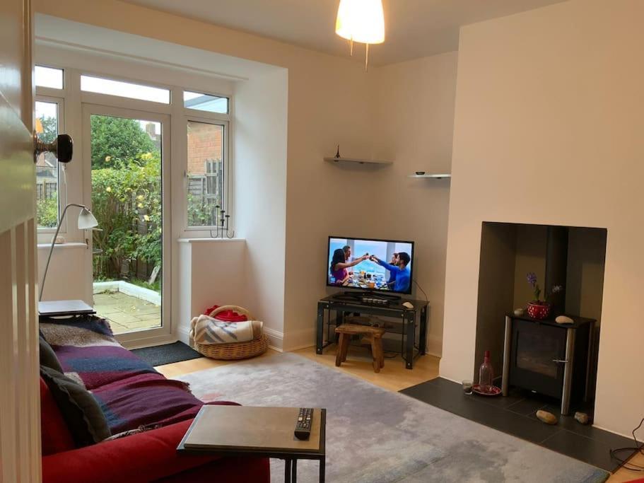 Warm And Cosy City Centre Home Near Train Station チチェスター エクステリア 写真